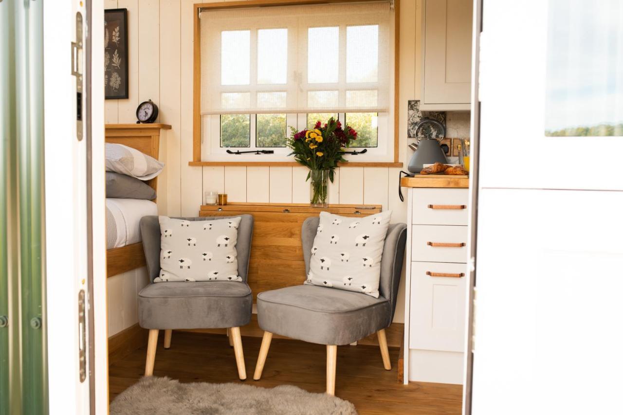 Harrys Hideout - Shepherd'S Huts At Harrys Cottages Pen-y-Clawdd Buitenkant foto