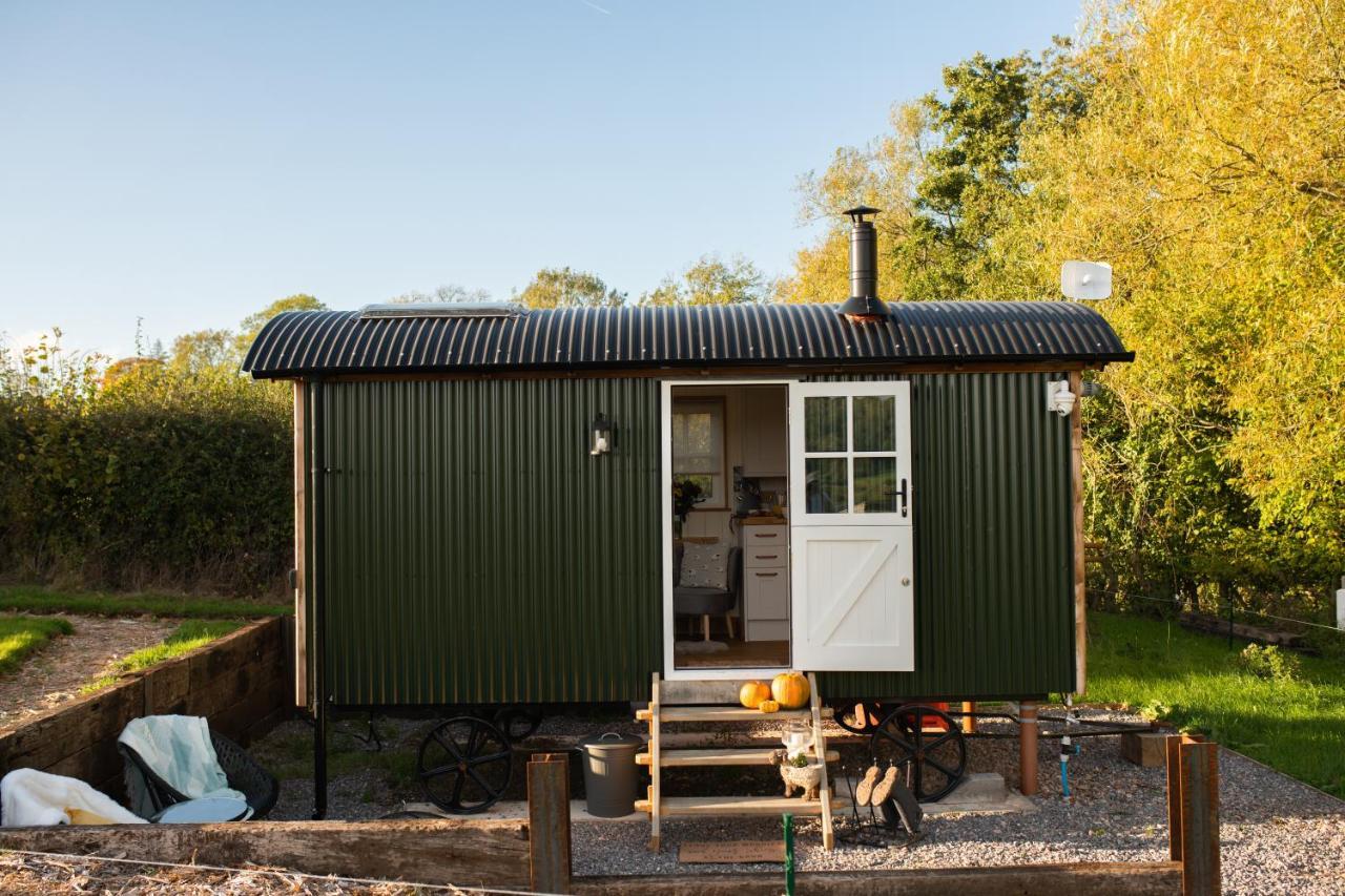 Harrys Hideout - Shepherd'S Huts At Harrys Cottages Pen-y-Clawdd Buitenkant foto