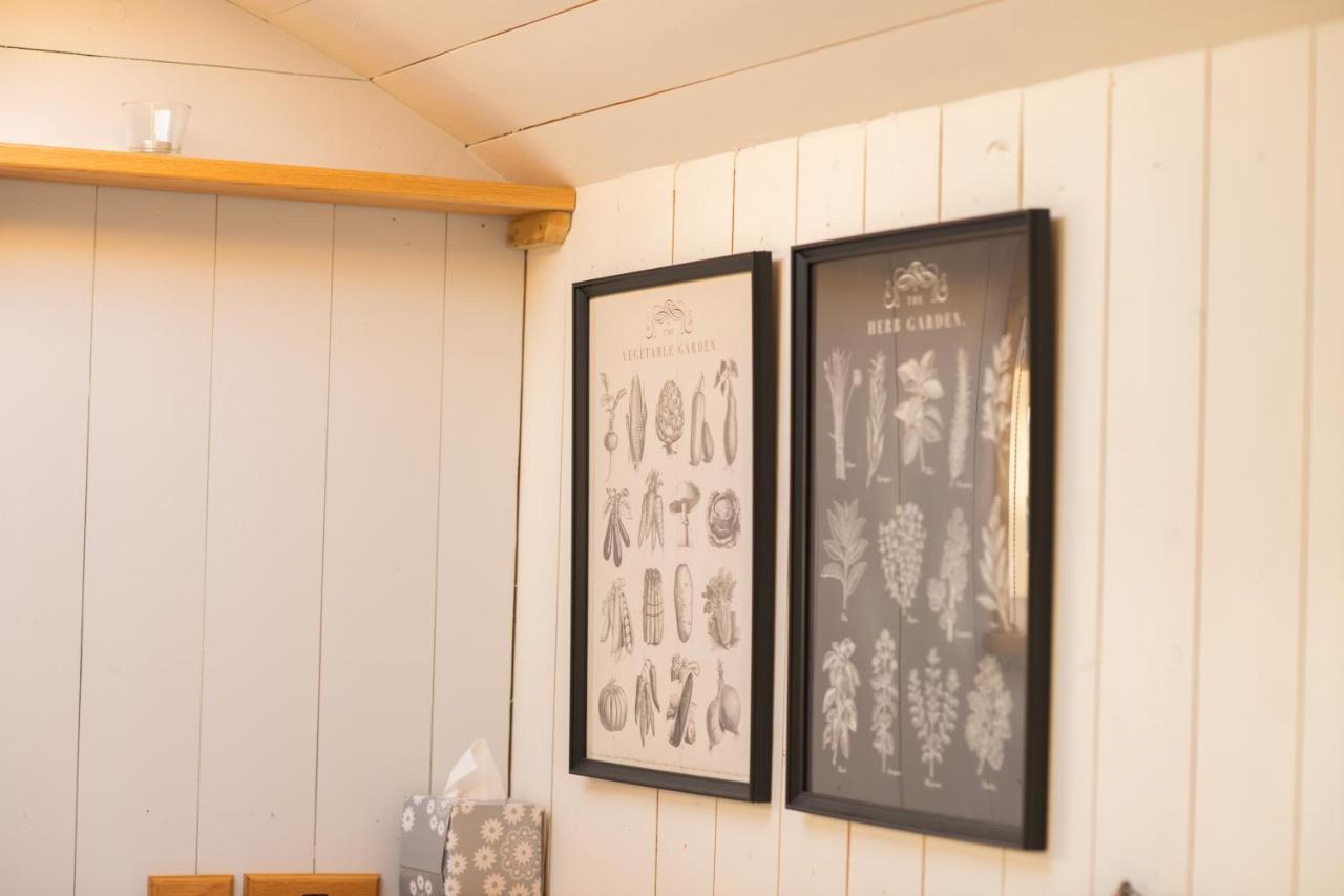 Harrys Hideout - Shepherd'S Huts At Harrys Cottages Pen-y-Clawdd Buitenkant foto