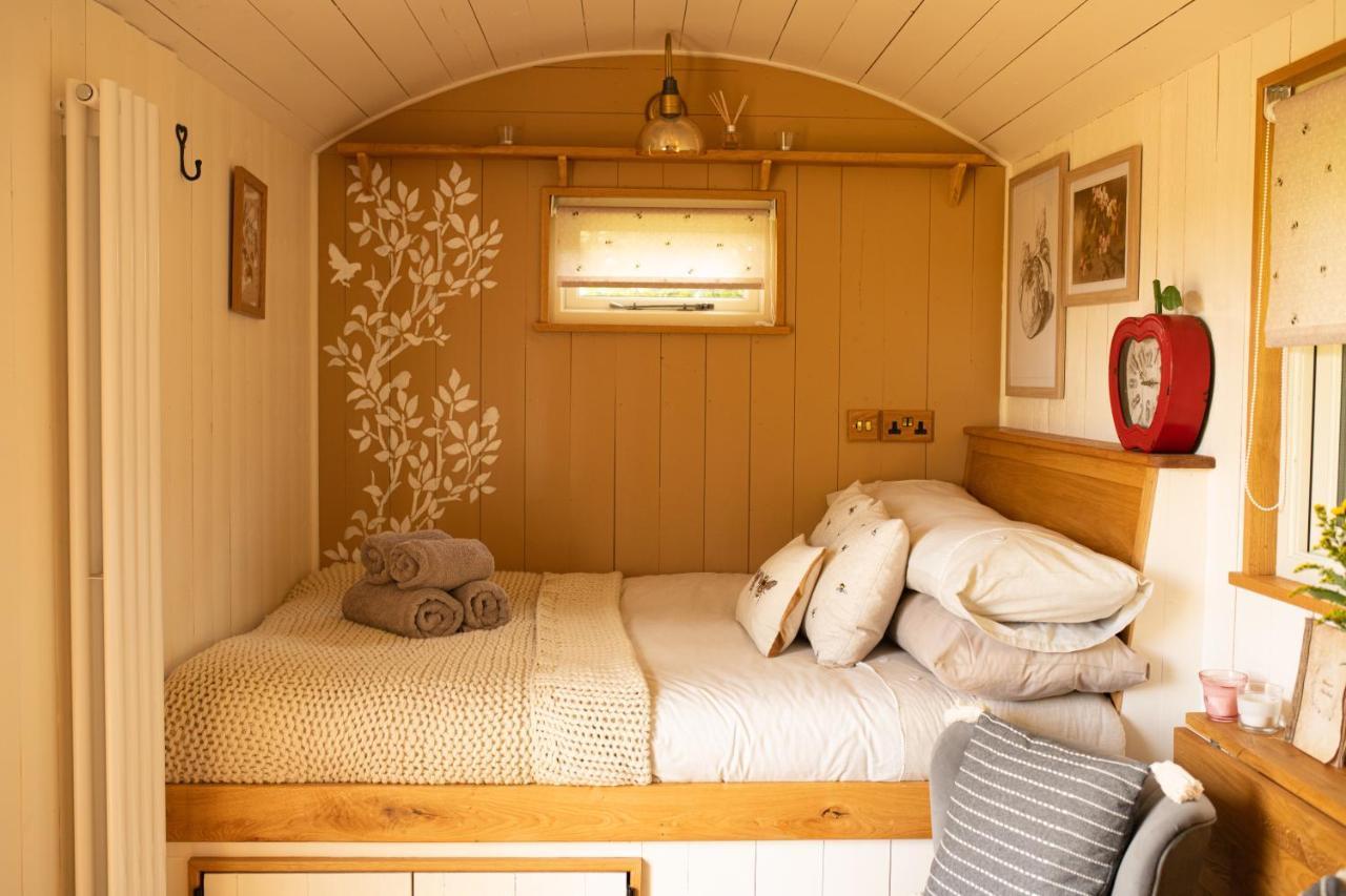 Harrys Hideout - Shepherd'S Huts At Harrys Cottages Pen-y-Clawdd Buitenkant foto