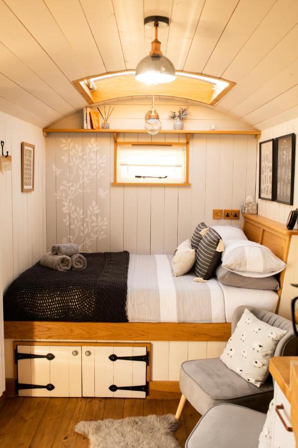 Harrys Hideout - Shepherd'S Huts At Harrys Cottages Pen-y-Clawdd Buitenkant foto