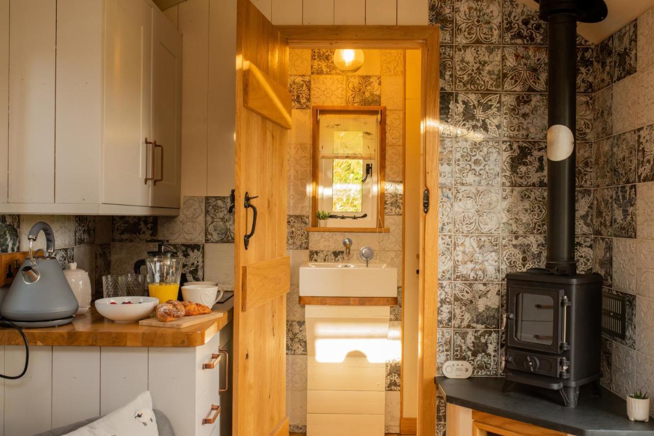 Harrys Hideout - Shepherd'S Huts At Harrys Cottages Pen-y-Clawdd Buitenkant foto
