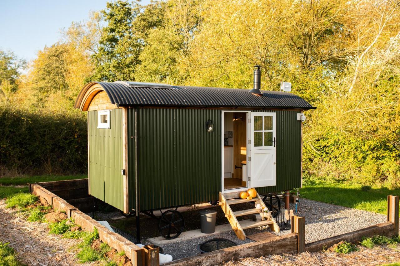 Harrys Hideout - Shepherd'S Huts At Harrys Cottages Pen-y-Clawdd Buitenkant foto