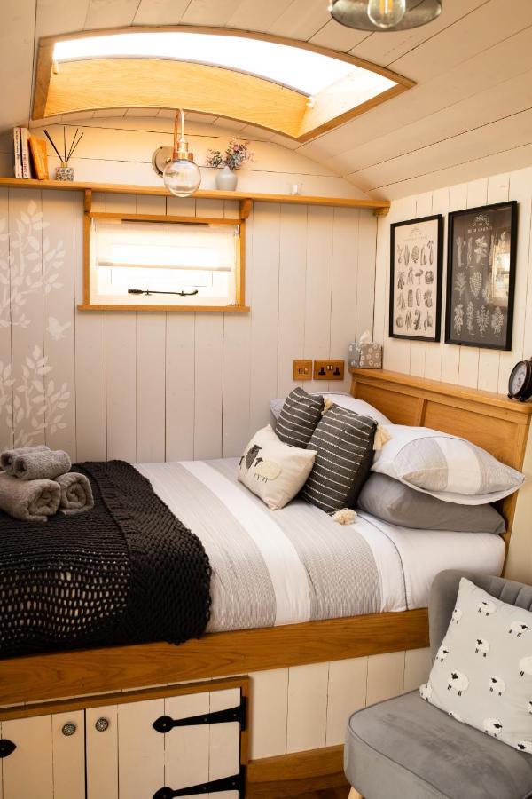 Harrys Hideout - Shepherd'S Huts At Harrys Cottages Pen-y-Clawdd Buitenkant foto