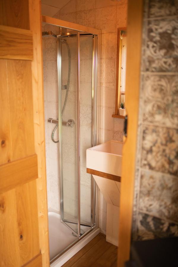 Harrys Hideout - Shepherd'S Huts At Harrys Cottages Pen-y-Clawdd Buitenkant foto