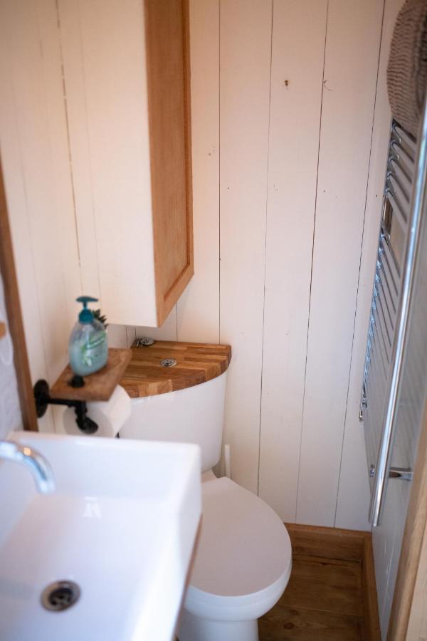 Harrys Hideout - Shepherd'S Huts At Harrys Cottages Pen-y-Clawdd Buitenkant foto