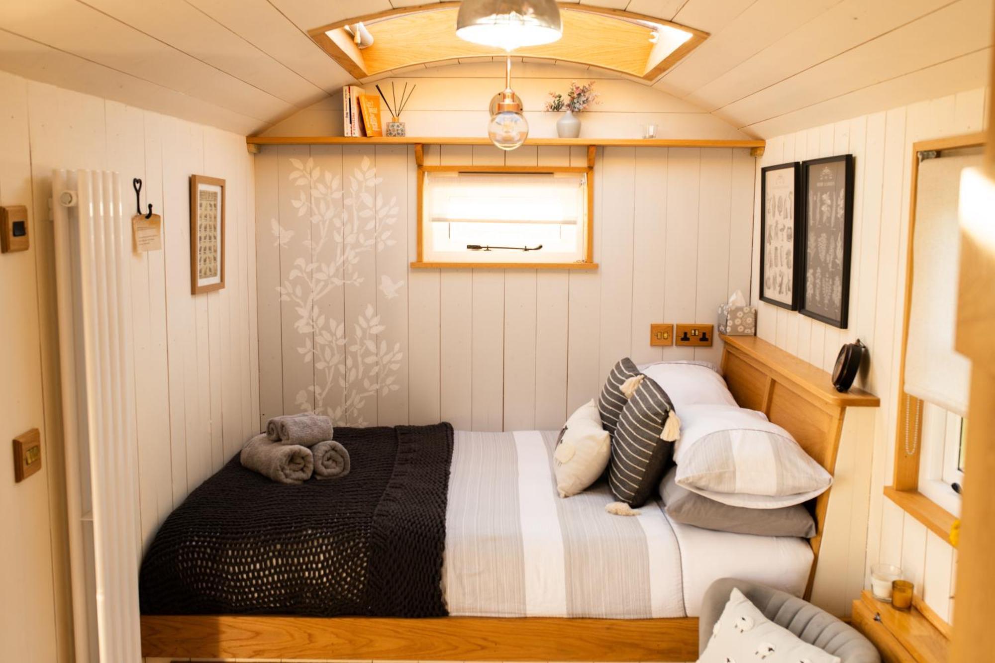 Harrys Hideout - Shepherd'S Huts At Harrys Cottages Pen-y-Clawdd Kamer foto