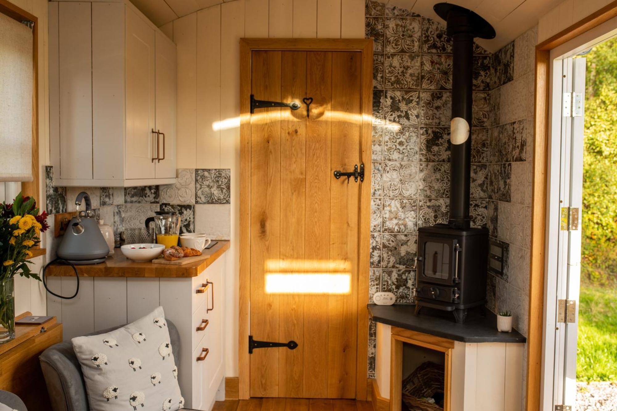 Harrys Hideout - Shepherd'S Huts At Harrys Cottages Pen-y-Clawdd Kamer foto